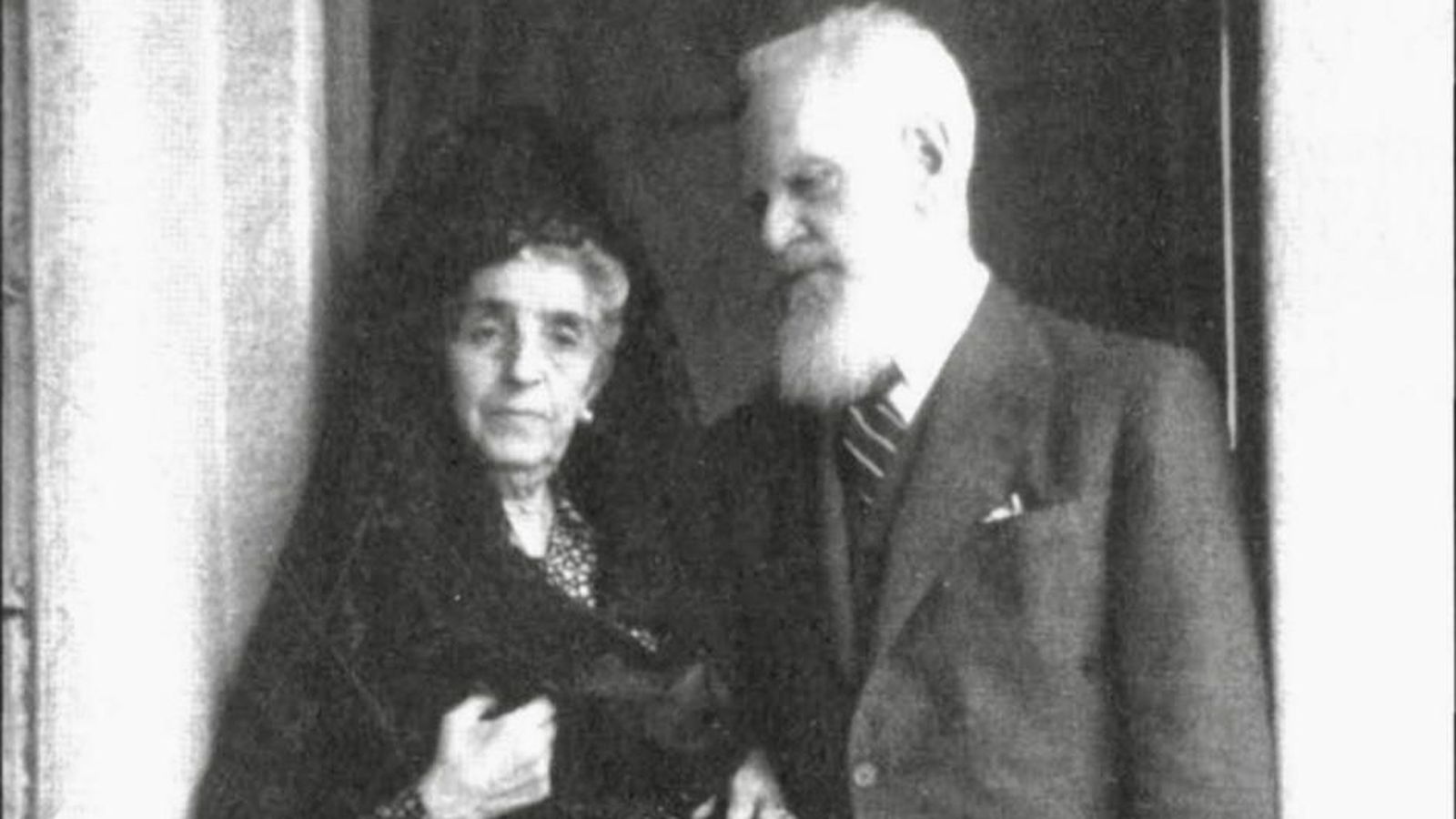 Rafael Altamira i Pilar Redondo descansaran en el monument funerari que s'ha alçat al cementeri municipal