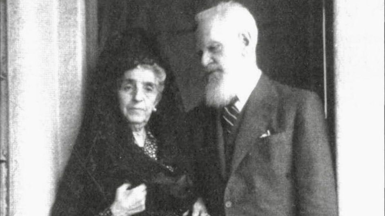 Rafael Altamira i Pilar Redondo descansaran en el monument funerari que s'ha alçat al cementeri municipal Rafael Altamira i Pilar Redondo descansaran en el monument funerari que s'ha alçat al cementeri municipal