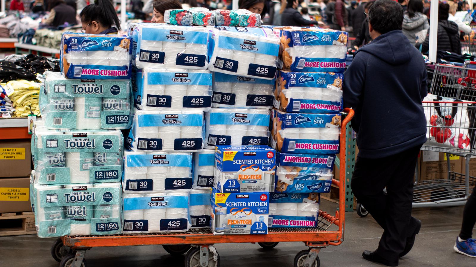 Un home amb un carret de compra ple de paper higiènic durant la pandèmia de Covid als Estats Units