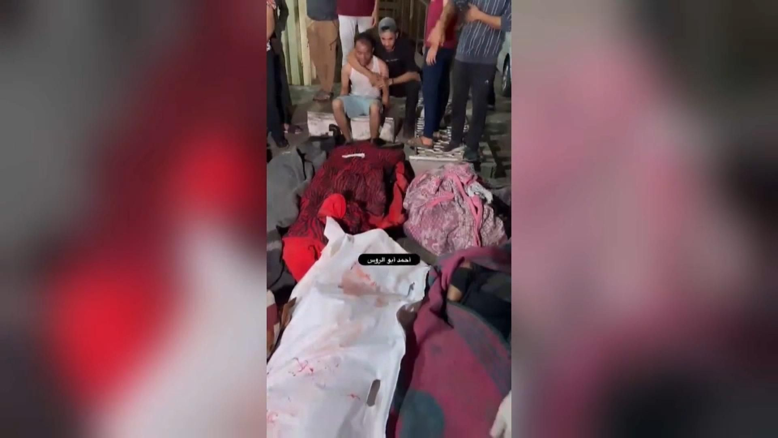 Un palestí plora la mort de familiars en l'atac, cobert amb mantes