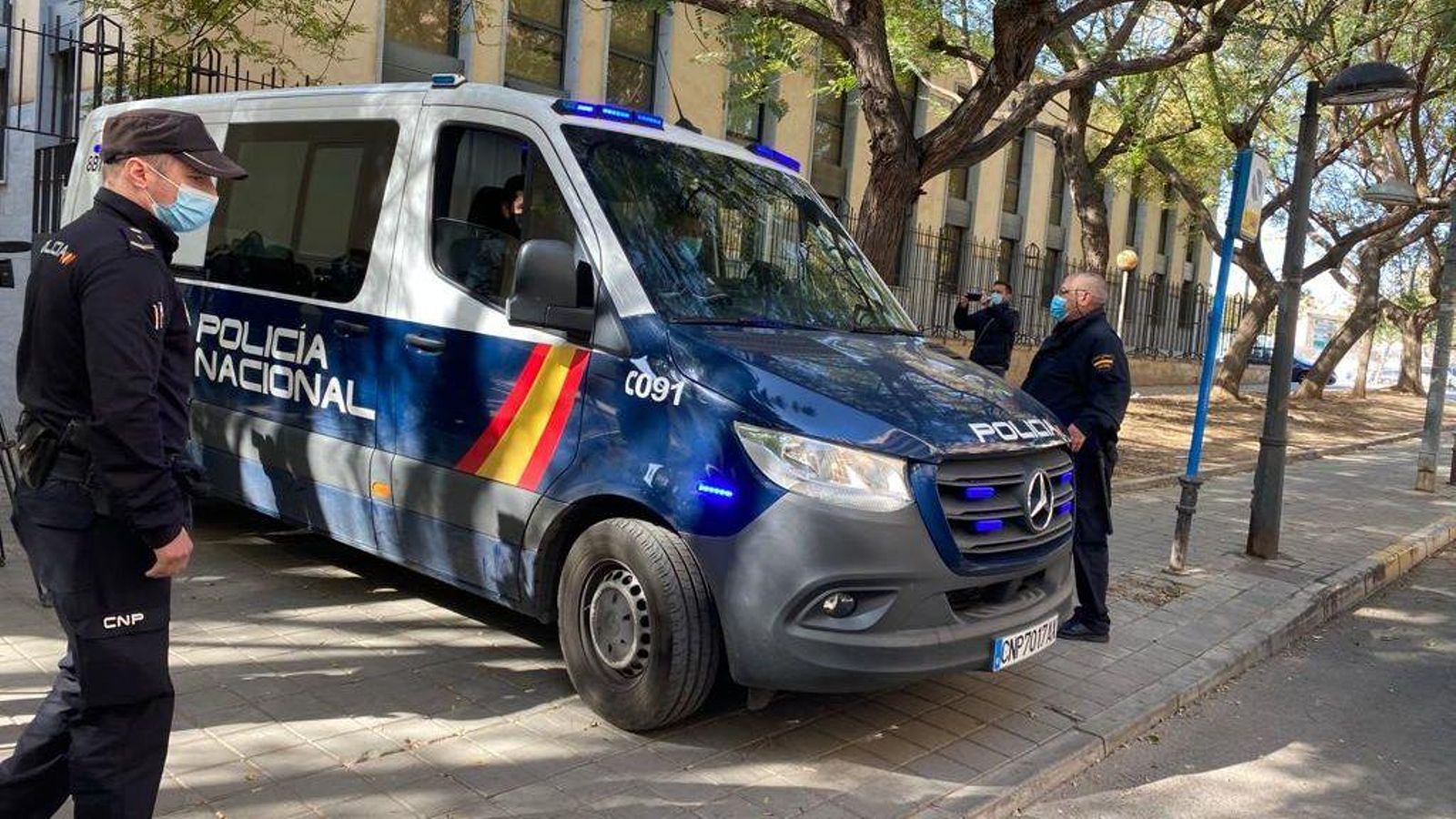 El furgó policial abandona els jutjats d'Alcant amb el menor detingut pel triple crim d'Elx