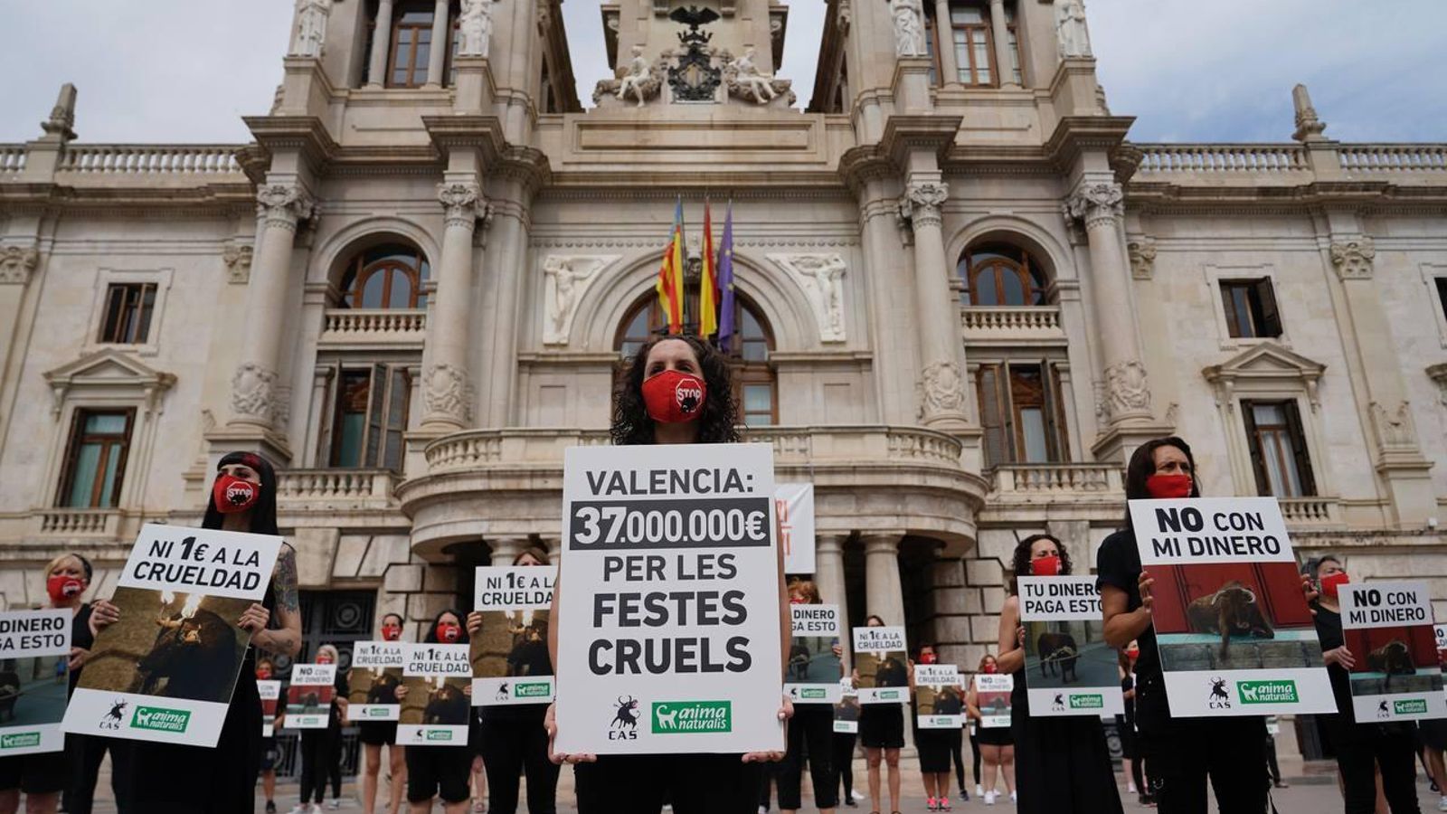 Els activistes d'Anima Naturalis mostren cartells denunciant la inversió en actes taurins