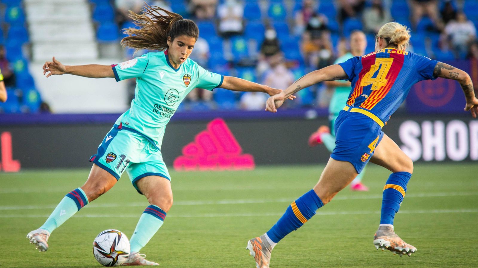 La granota Alba Redondo tracta de regatejar una jugadora del Barça