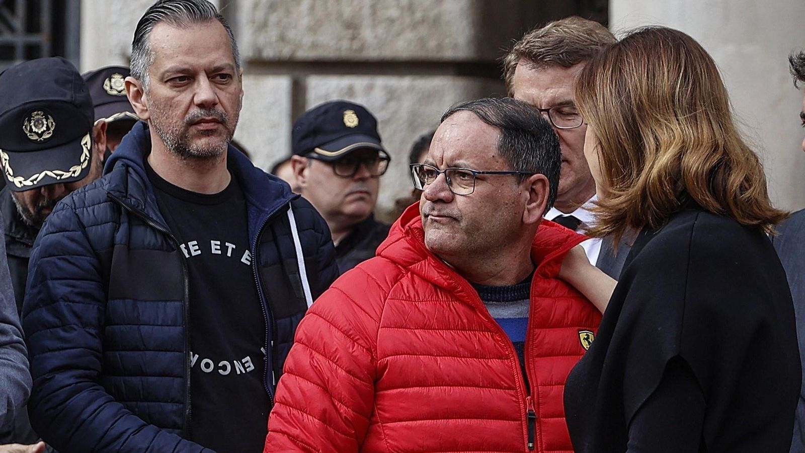 En imatge, amb plumífer roig, Julián García Antón