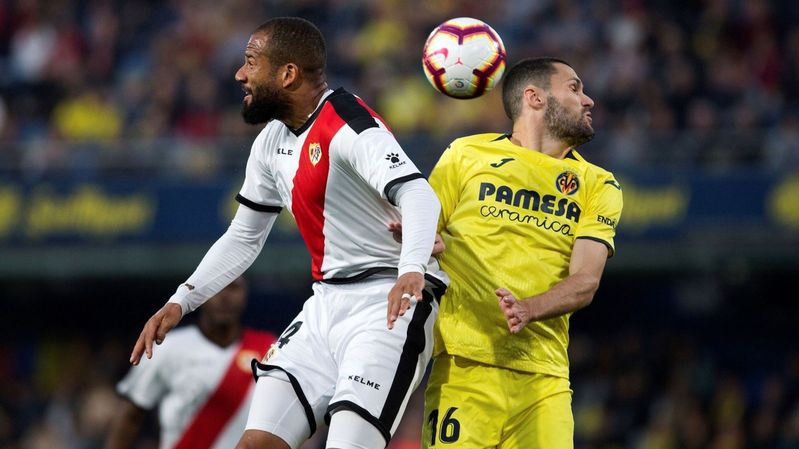 Pedraza i Bebé disputen un baló