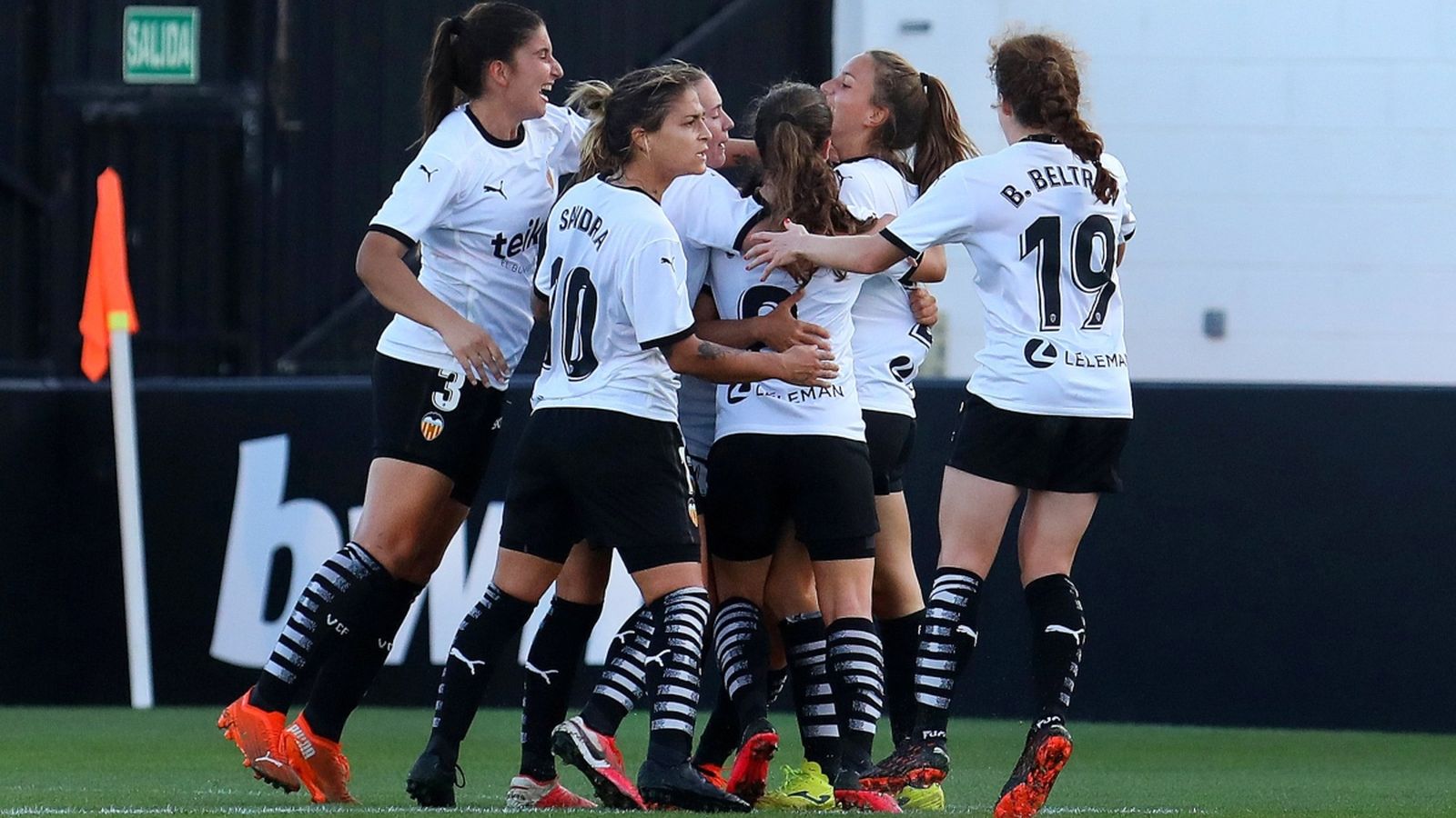 Les jugadores valencianistes celebren el gol