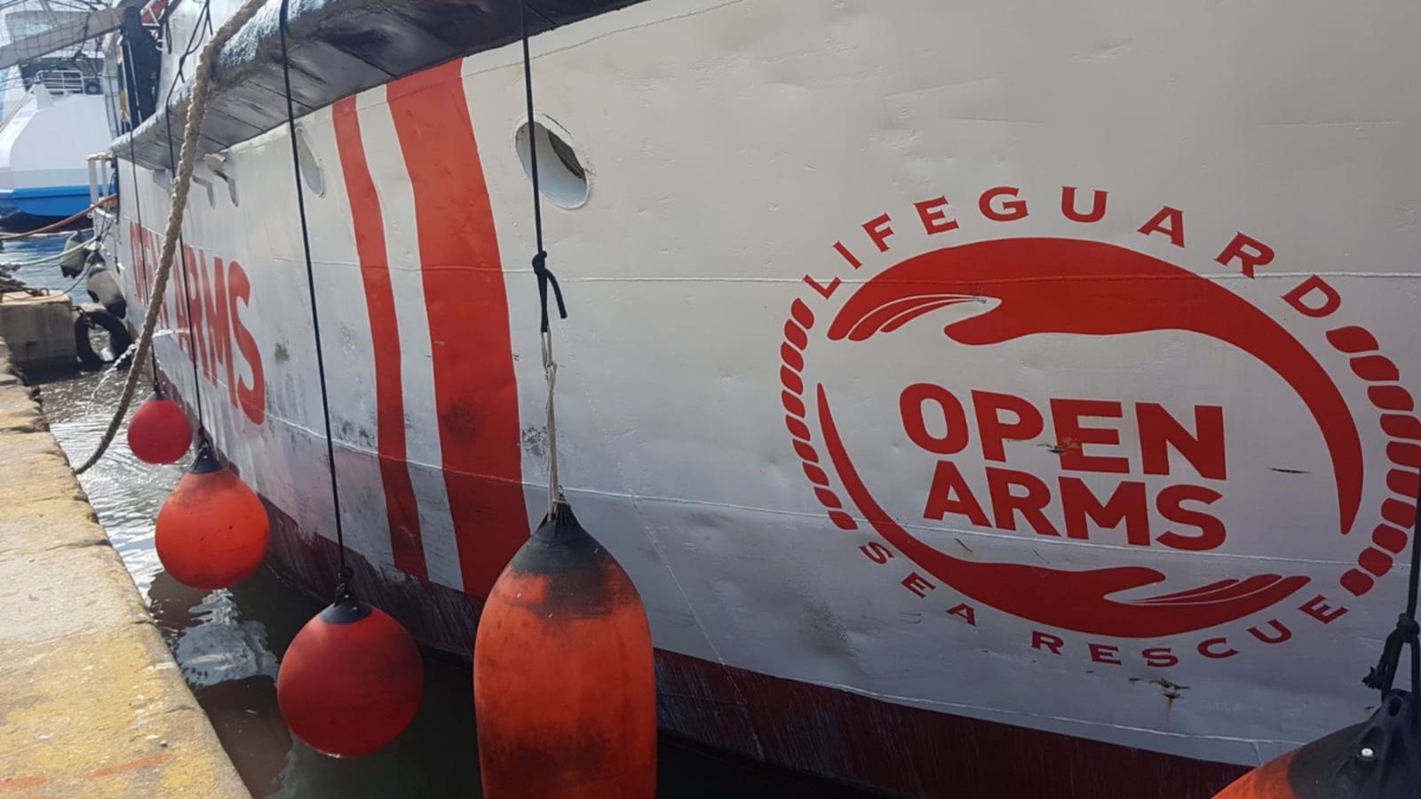 L\'Open Arms localitza una embarcació amb 40 persones