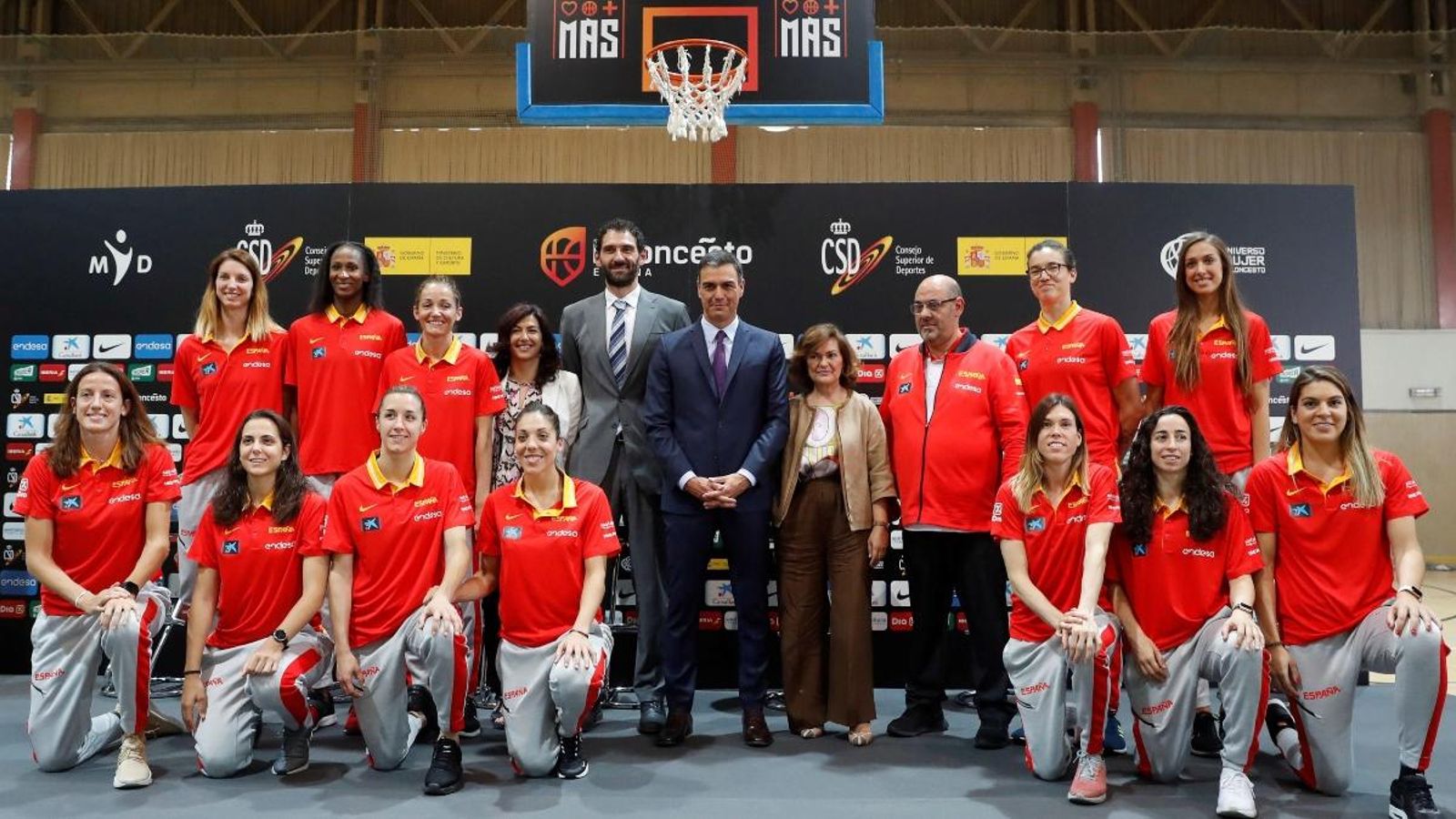 El president Pedro Sánchez i la vicepresidenta Carmen Calvo acomiaden la selecció de bàsquet