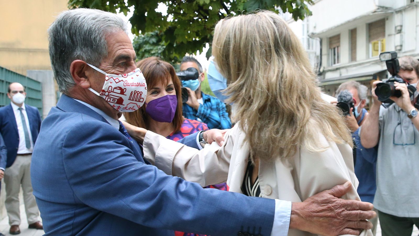 La ministra de Treball salud el president de Cantàbria, Miguel Ángel Revilla, durant la visita a Santander