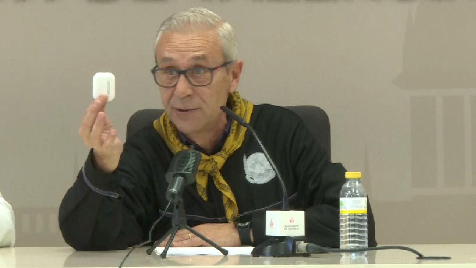 El president de la JCF mostra el xip que es colocarà en l'estendard de cada comissió que desfilarà