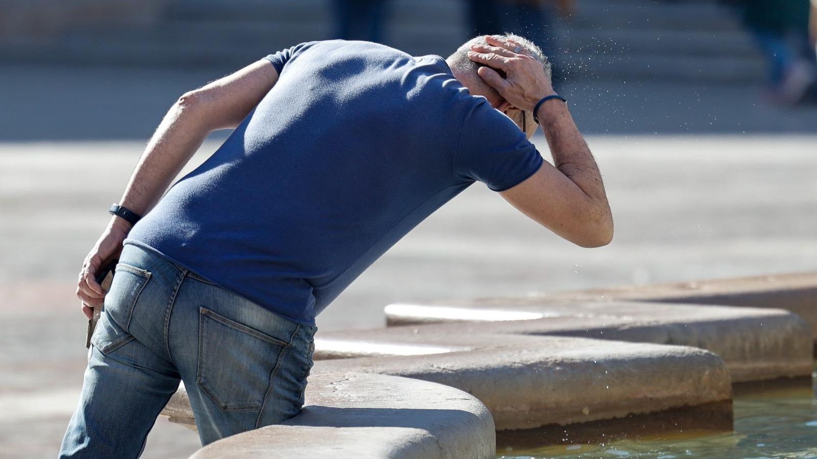 Un home fa front a la calor sufocant de gener a la Comunitat Valenciana