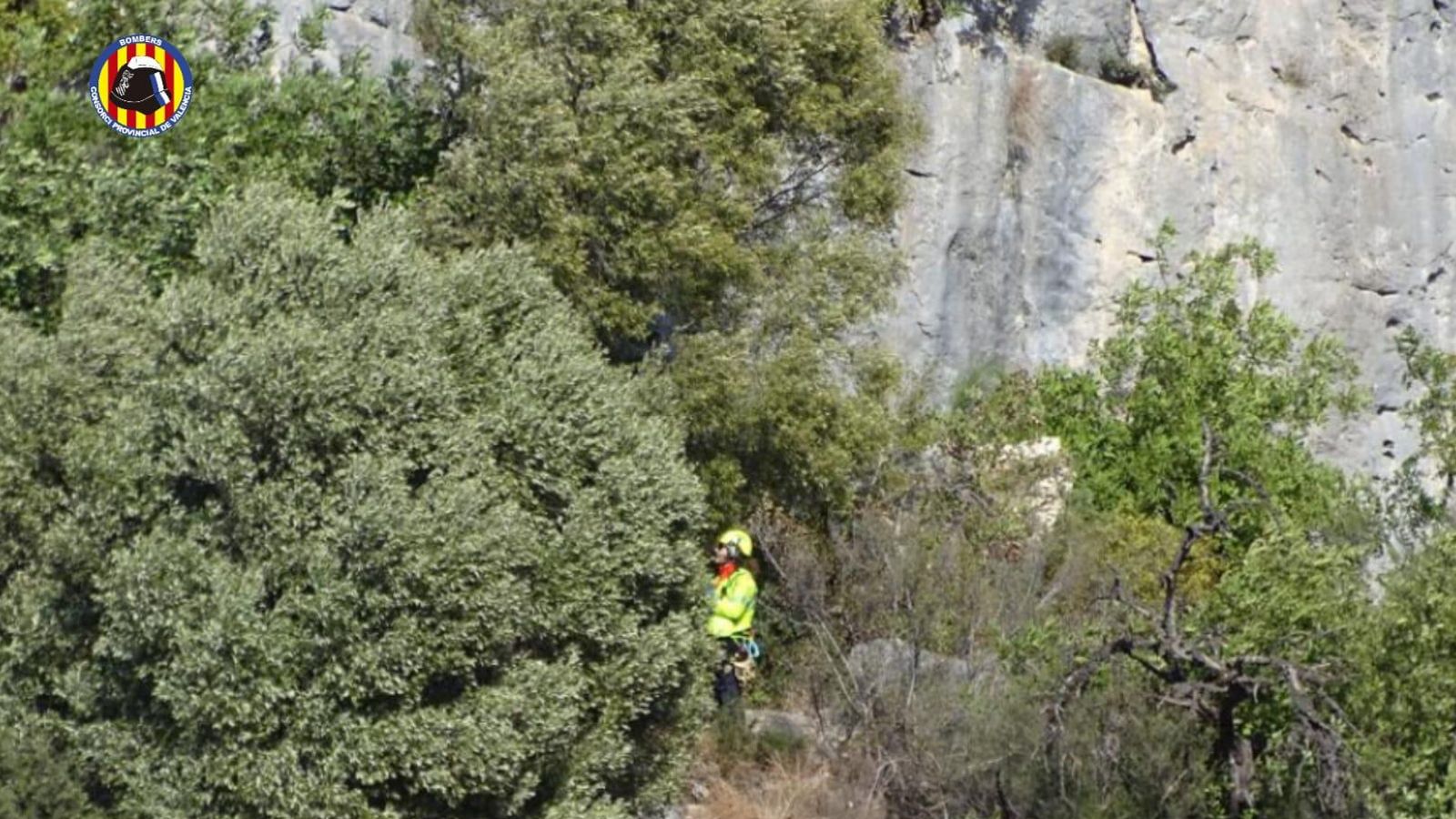 Un efectiu del Consorci Provincial de Bombers de València treballa d'arxiu de la zona en què s'ha produït l'accident d'escalada