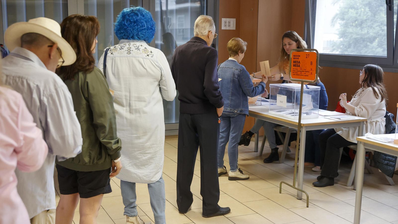 Cua en un col·legi electoral de València