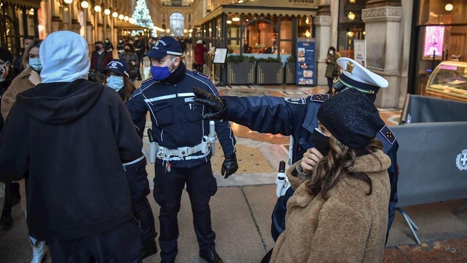 Policies impedeixen el pas a ciutadans en una zona de compres de Milà