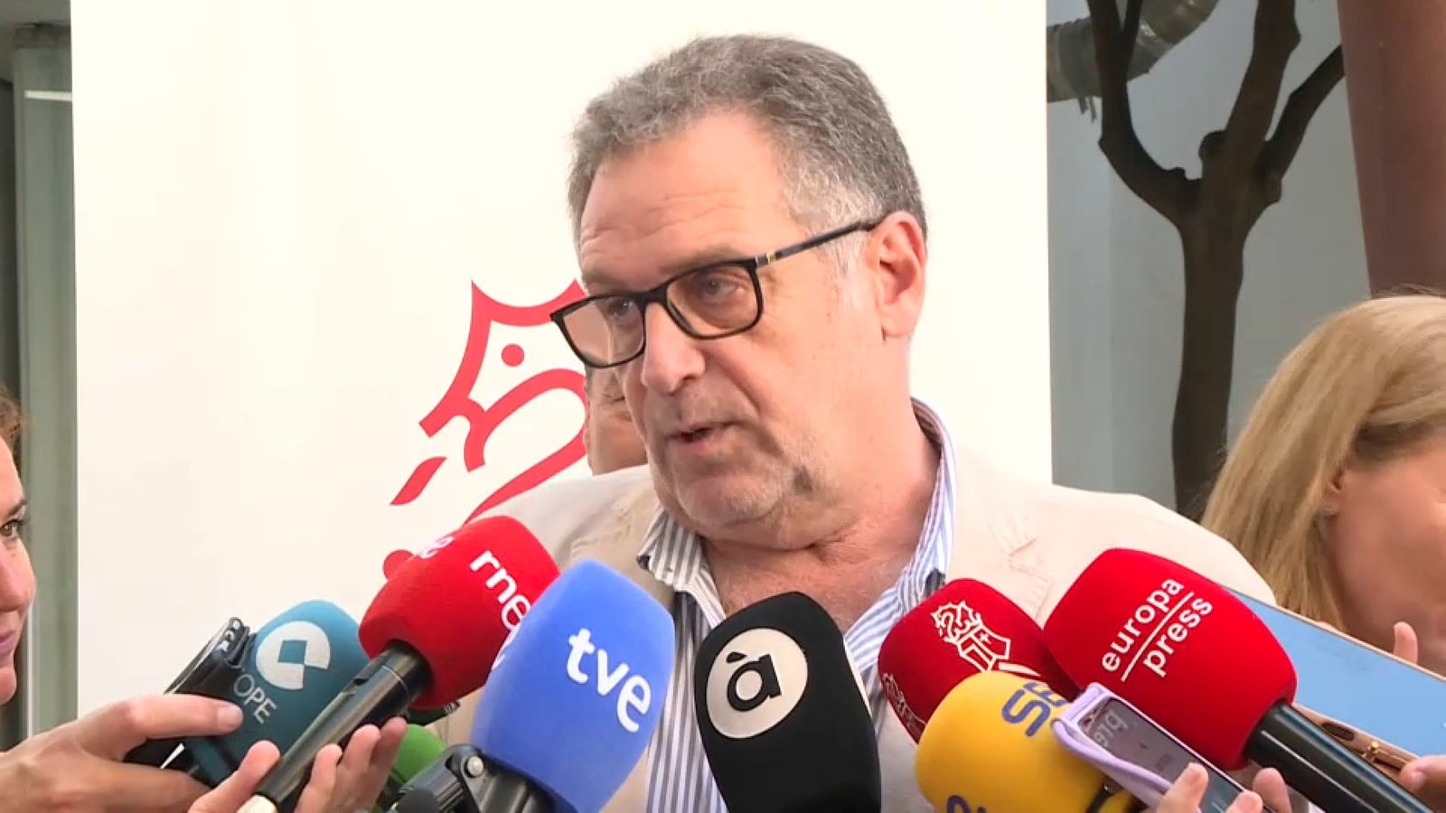 Bartolomé Pérez, responsable de la comissió interdepartamental i de l’Oficina Autonòmica de Salut Mental i Addiccions, atén als mitjans de comunicació