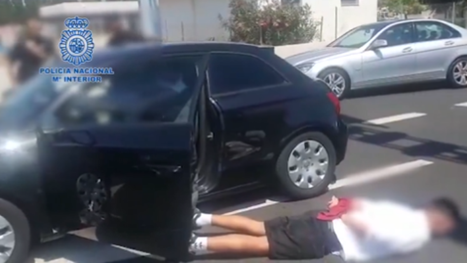 Un dels detinguts amb les esposes posades al costat del vehicle utilitzat per la banda