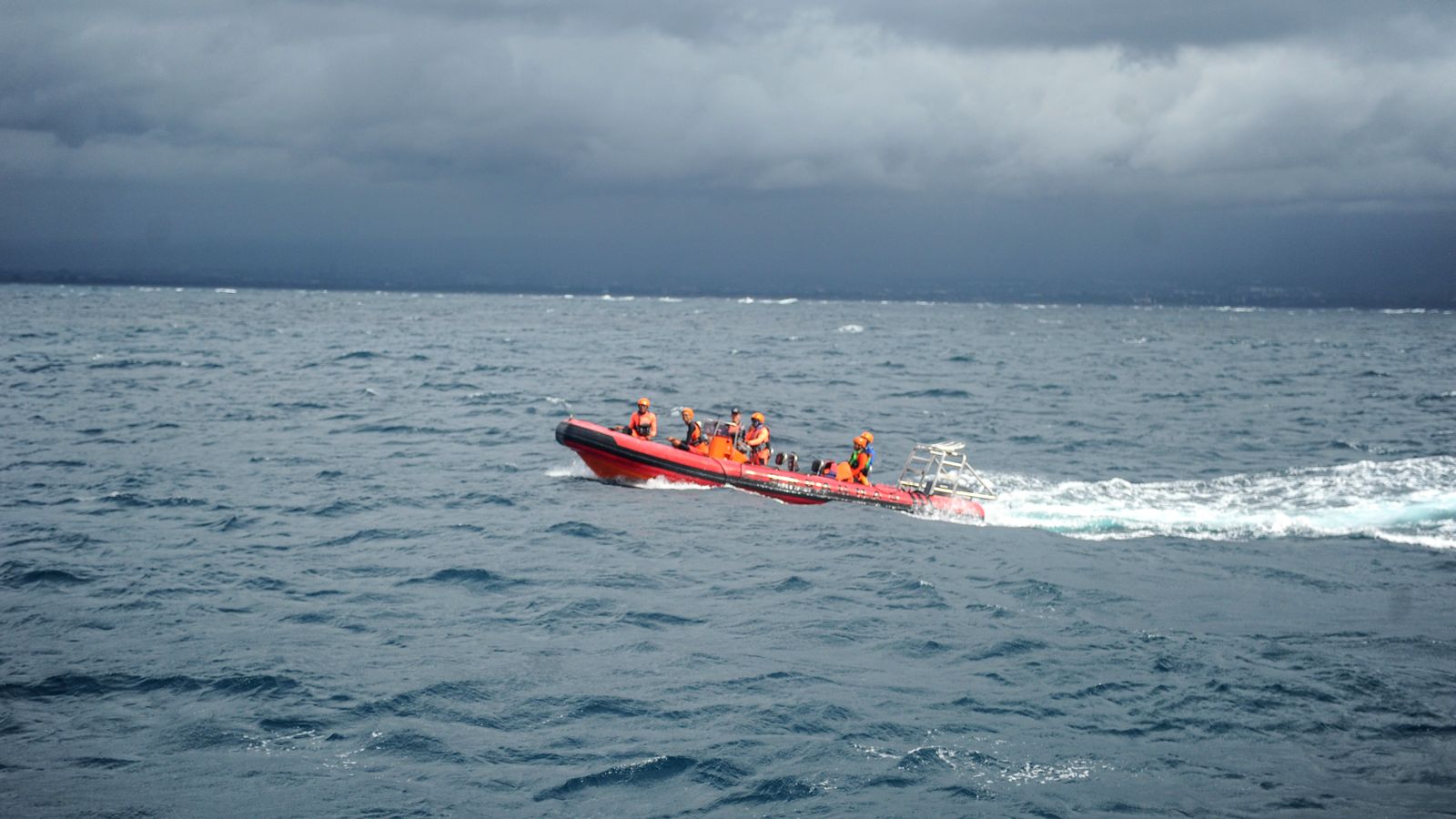 Una imatge d'un equip de recerca a Indonèsia