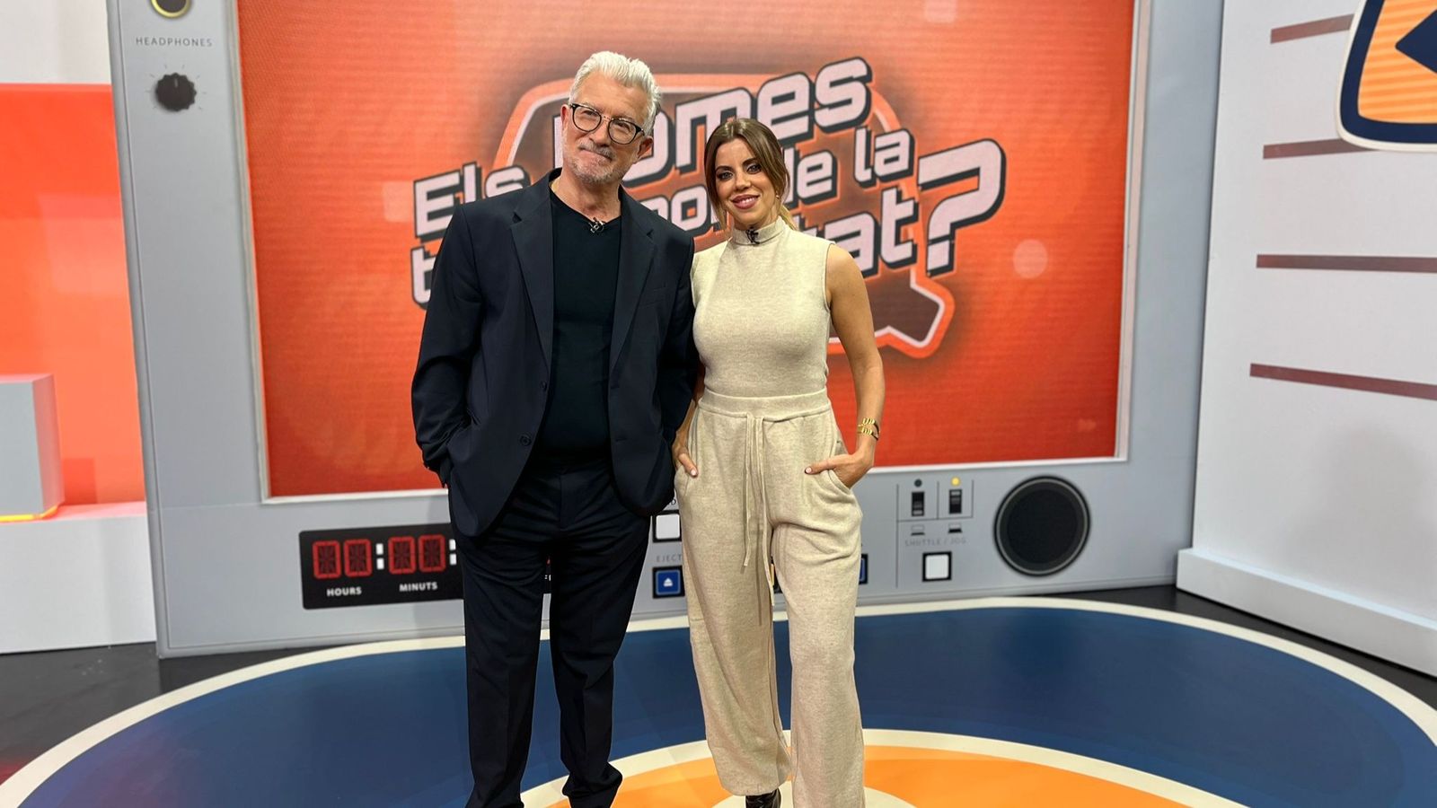 Cada dissabte després de l'NTC Nit, Josep Ramon Lluch i Anaïs Ordóñez, els esperen per a debatre sobre temes d'actualitat en 'El retrovisor' d' À Punt