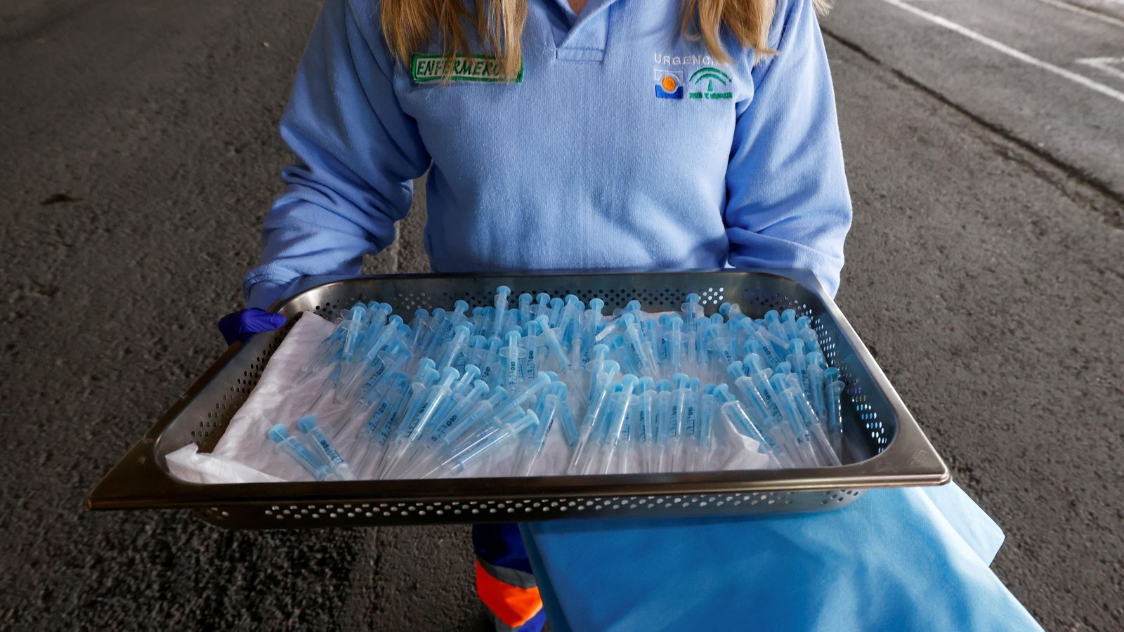 Una sanitària transporta una safata plena de xeringues per a administrar les vacunes contra la Covid-19