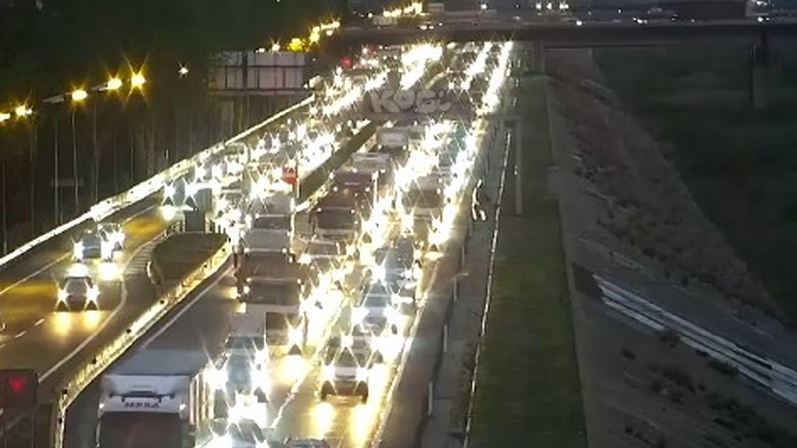 Retencions este dimecres en un dels accesos a València