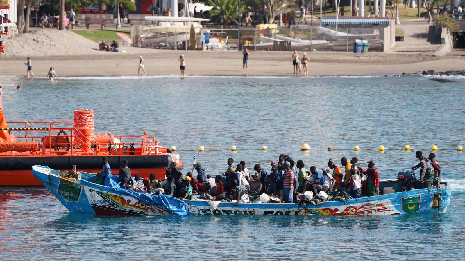 Una de les embarcacoins precàries rescatada en aigües pròximes a la platja de Los Cristianos de Tenerife
