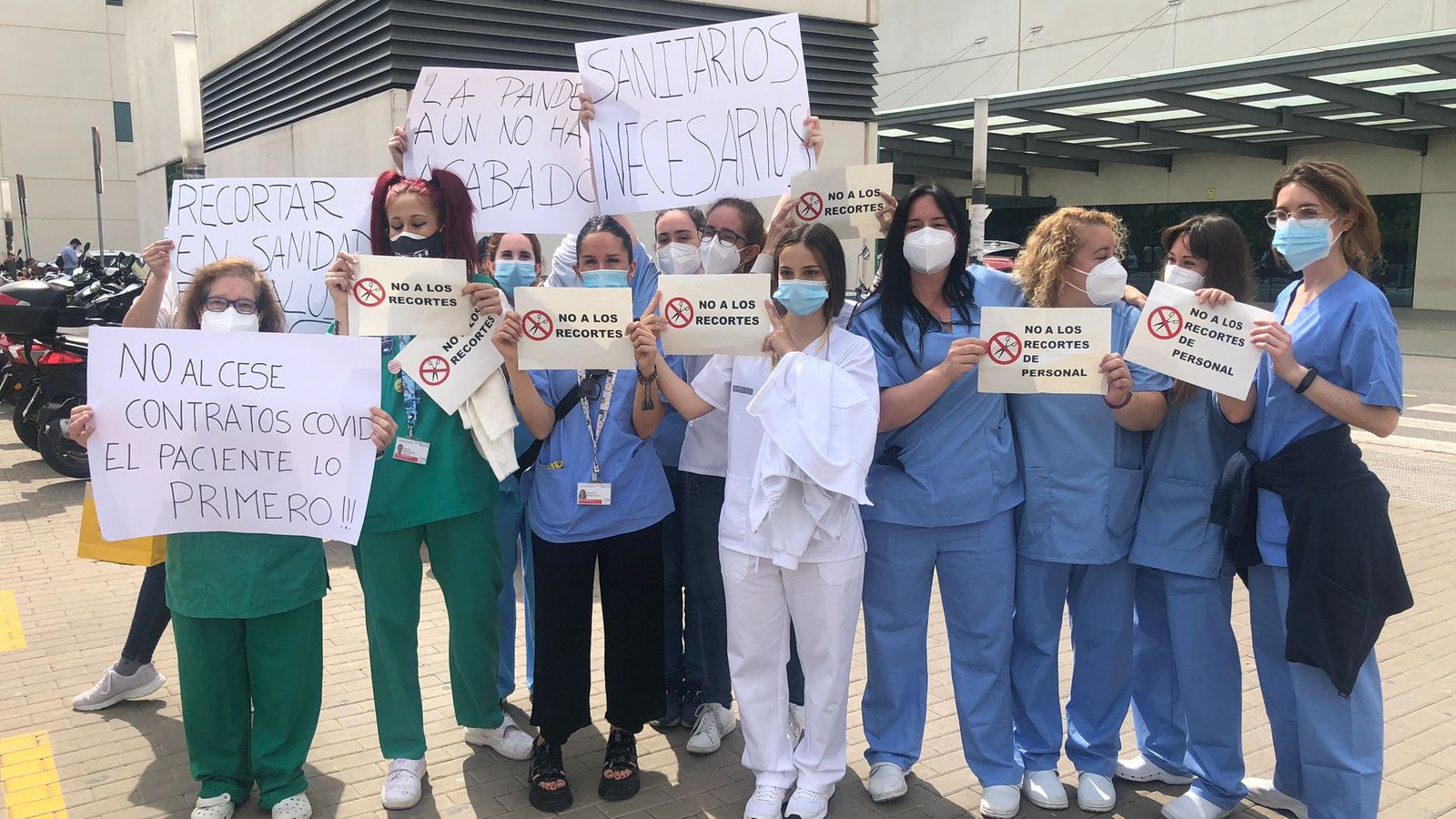 Un grup de treballadores de l'Hospital La Fe protesta pels contractes de reforç covid que no s'han renovat