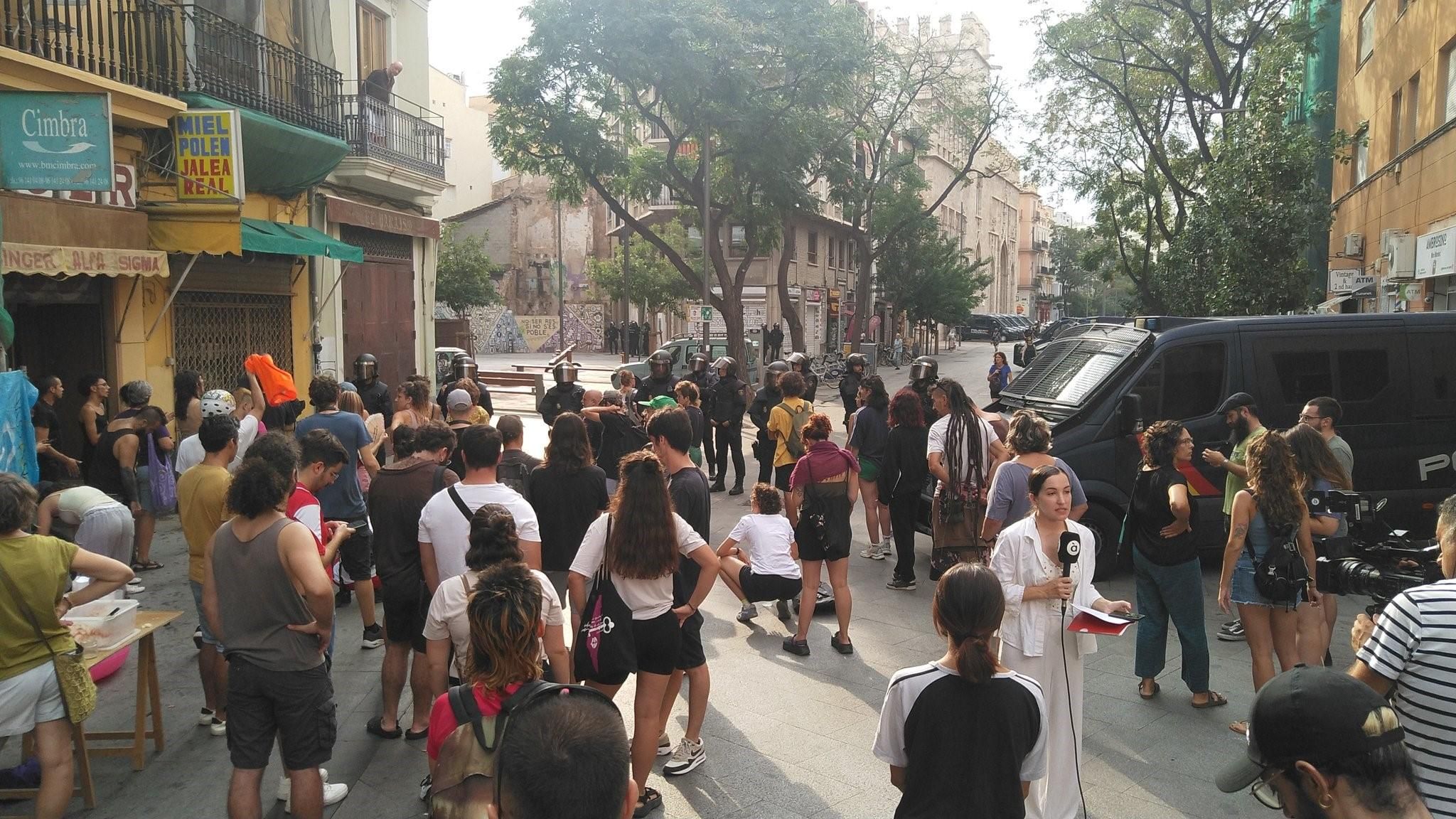 Cordó policial desplegat pel doble desnonament a Ciutat Vella Cordó policial desplegat pel doble desnonament a Ciutat Vella