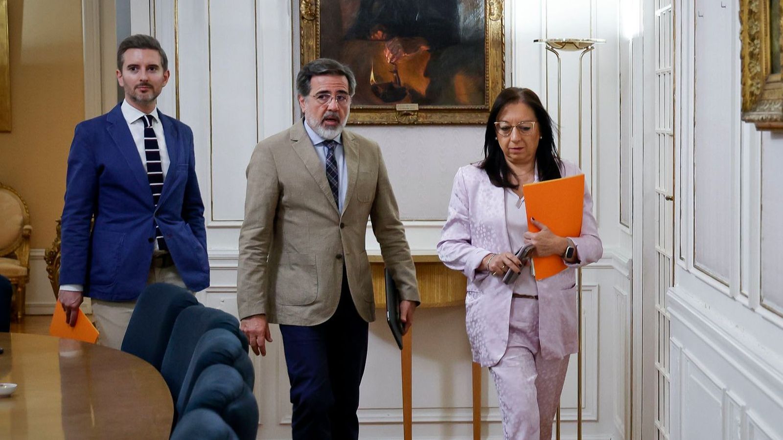 D'esquerra a dreta, la presidenta de les Corts, Llanos Massó, i els vicepresident i secretari primer, Alfredo Castelló i Víctor Soler, este dimarts