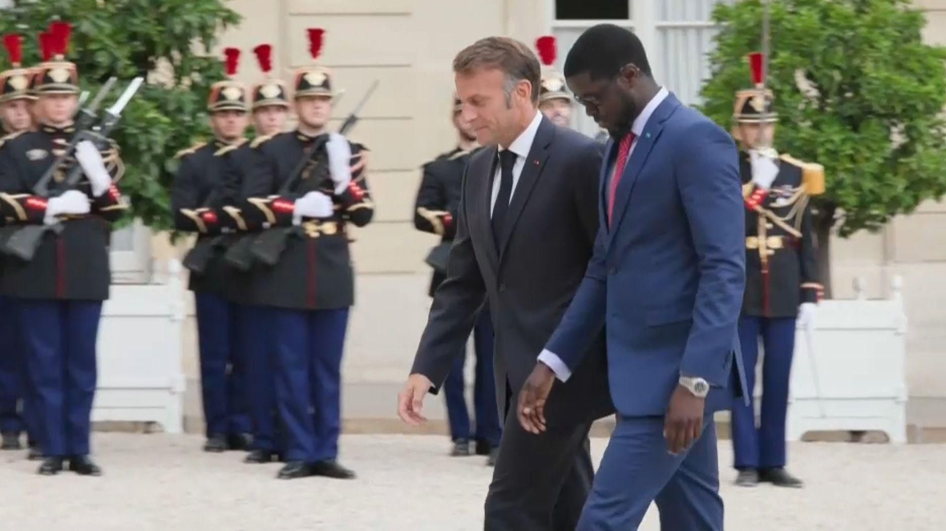 Macron avança amb el cap acatxat, pressionat per les veus que demanen la previsió Macron avança amb el cap cap avall pressionat per les veus que demanen la previsió