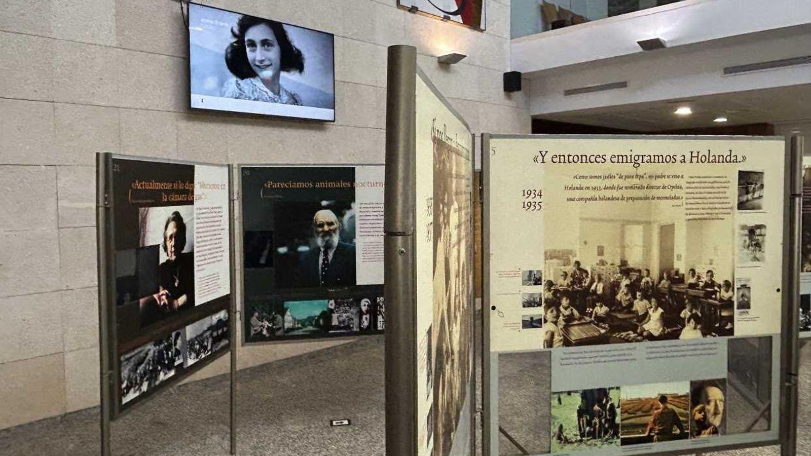Exposició fotogràfica “Anne Frank: escriure per a resistir” a la Nucia Exposició fotogràfica “Anna Frank: Escriure per a Resistir” a la Nucia