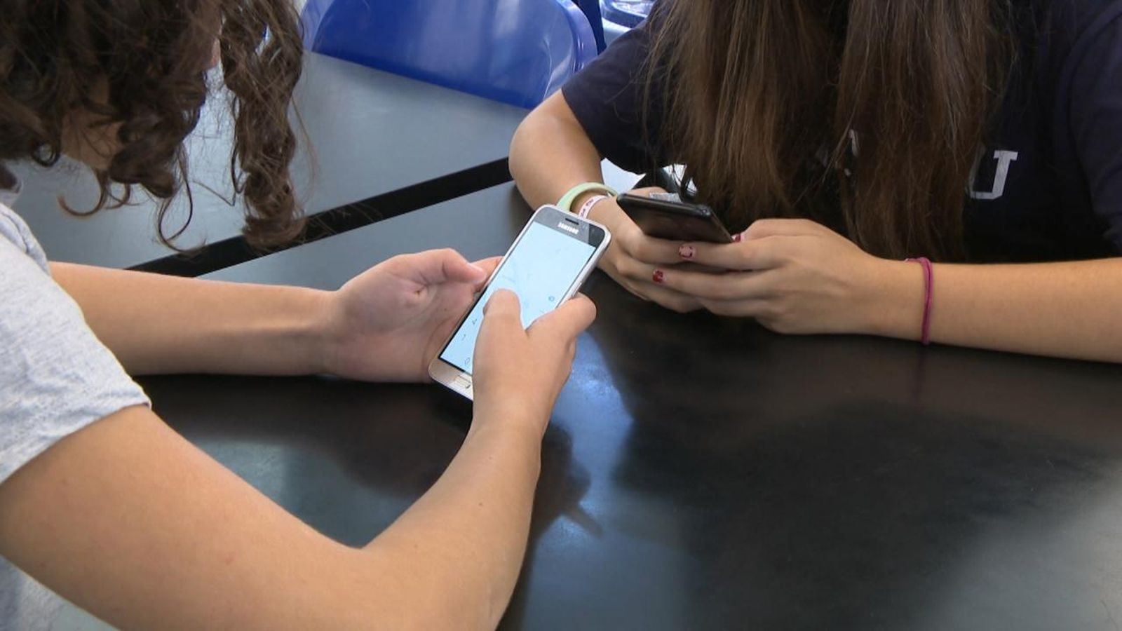 Dilluns comença la restricció de telèfons mòbils als centres educatius de la Comunitat Valenciana