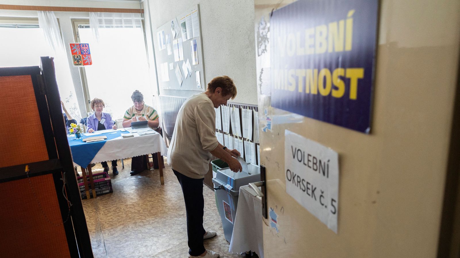 Una dona vota a Studena, Txèquia, país que va obrir els col·legis electorals este divendres i que continuen oberts durant dos dies