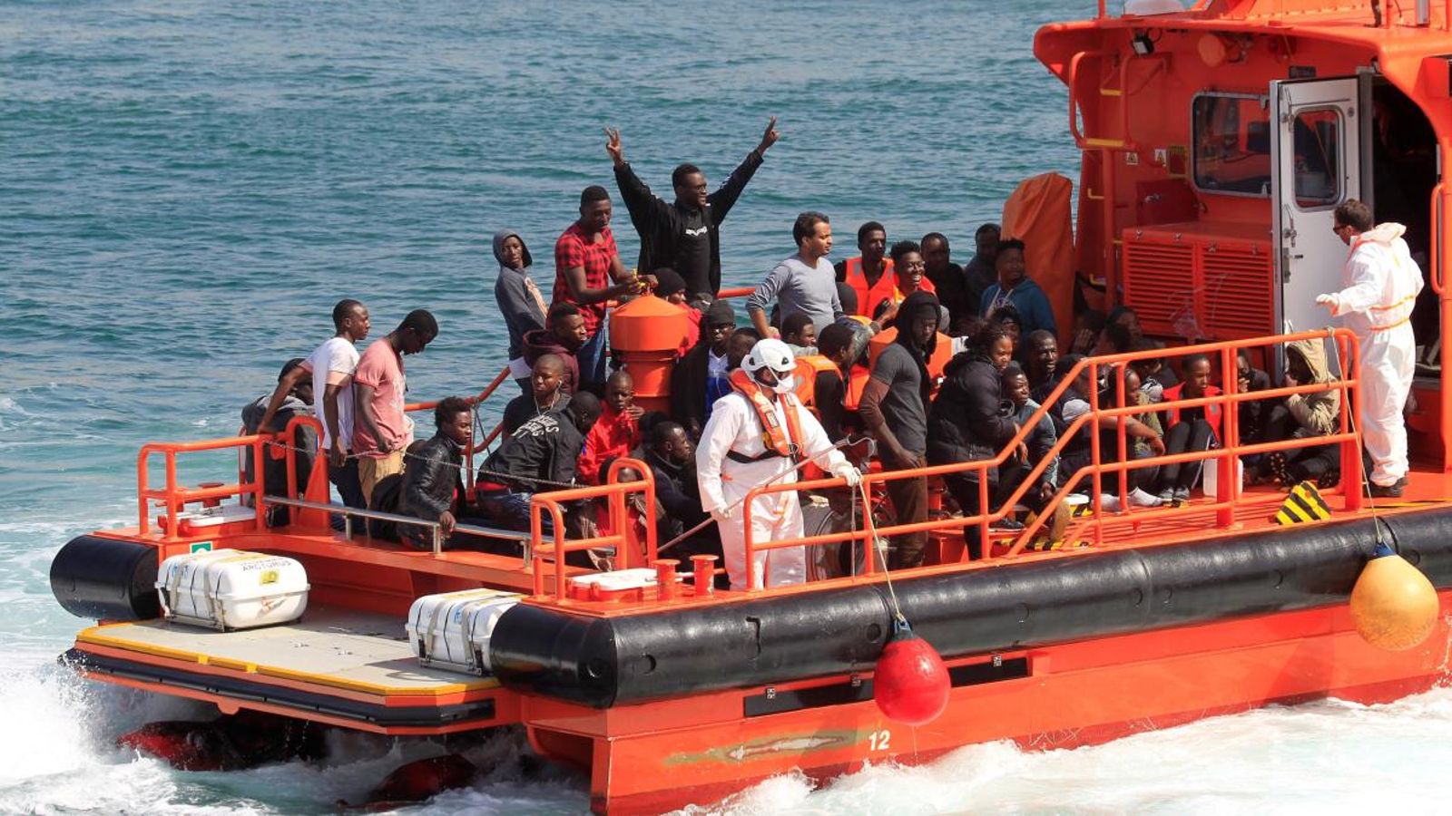 Persones rescatades per Salvament Marítim arriben al port de Tarifa