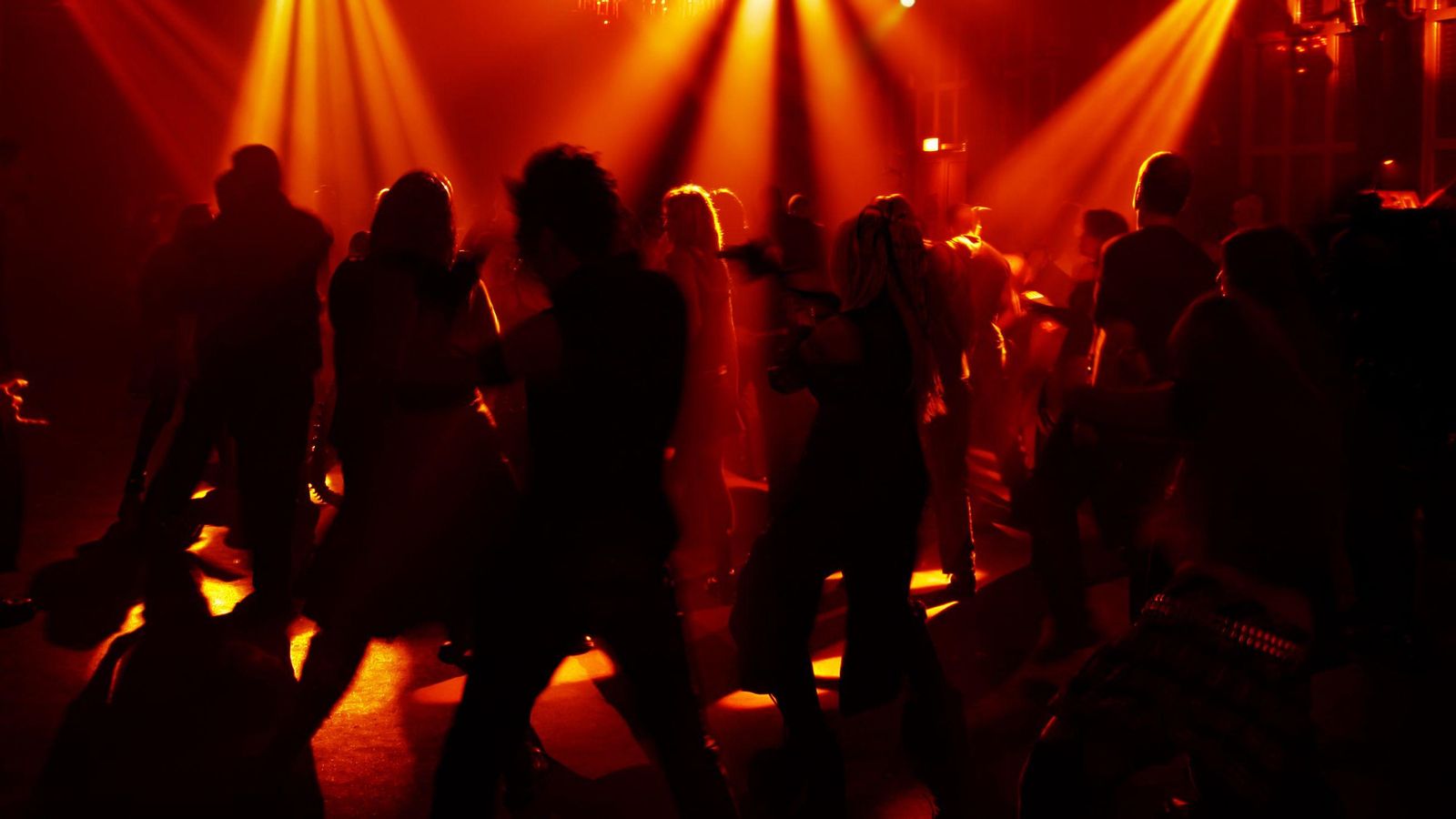 Un grup de persones ballant en una discoteca