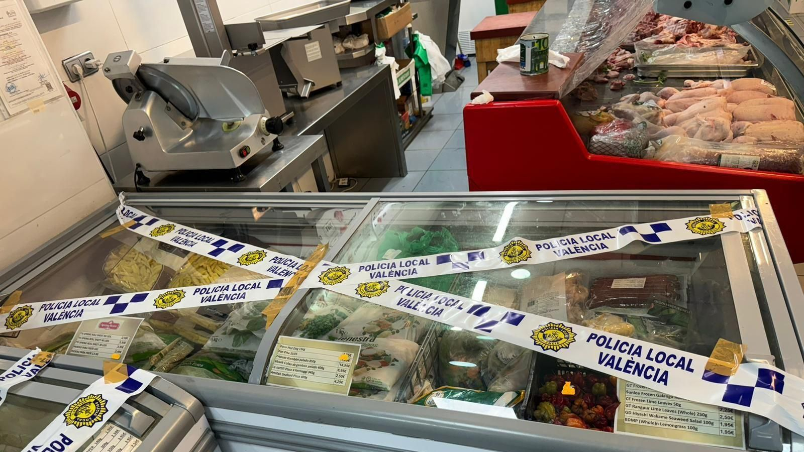 Congelador precintat pels agents en estar diversos productes, com carn i peix, en el mateix frigorífic