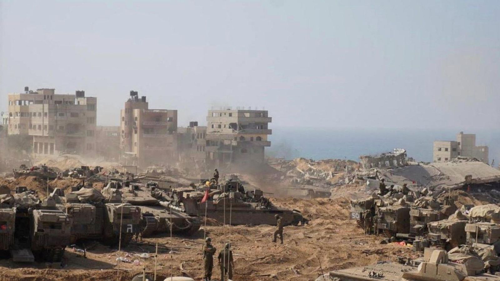 Tancs israelians prenen posicions en les proximitats de Gaza