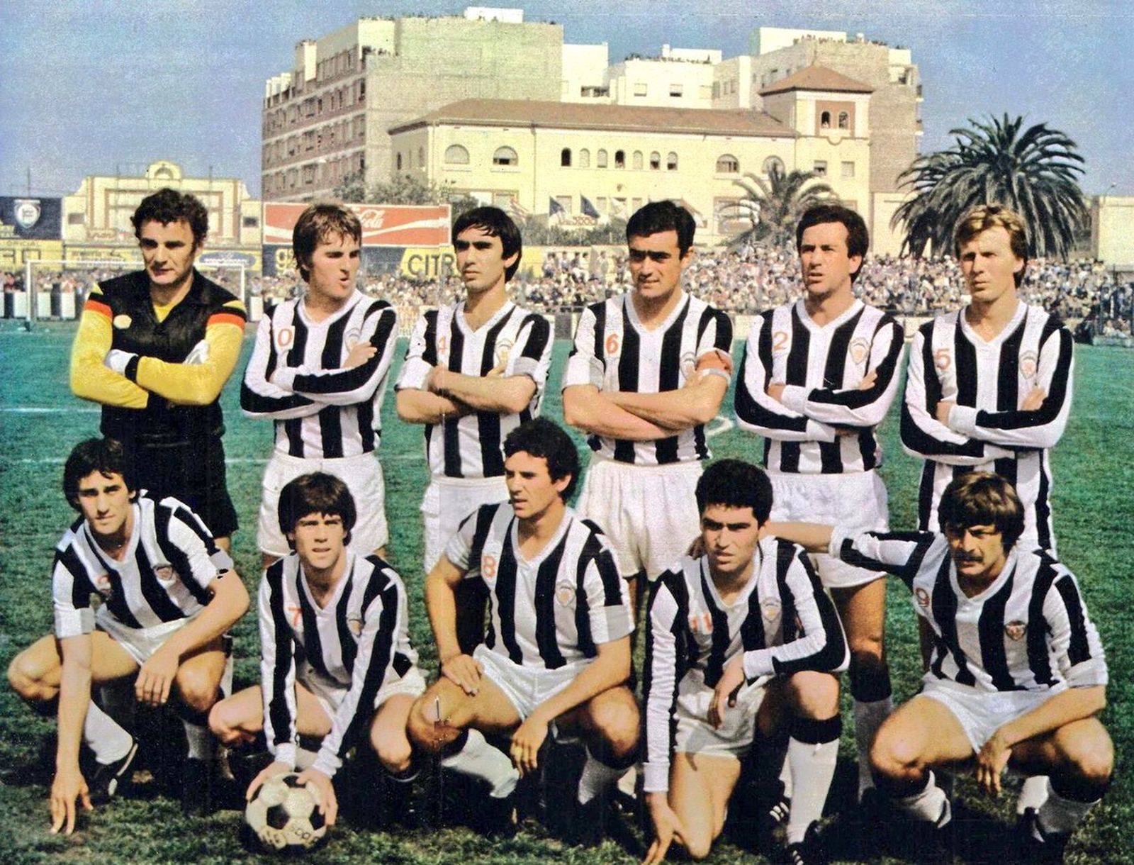 Juan Planelles, tercer per la dreta en la fila superior, amb el Castelló