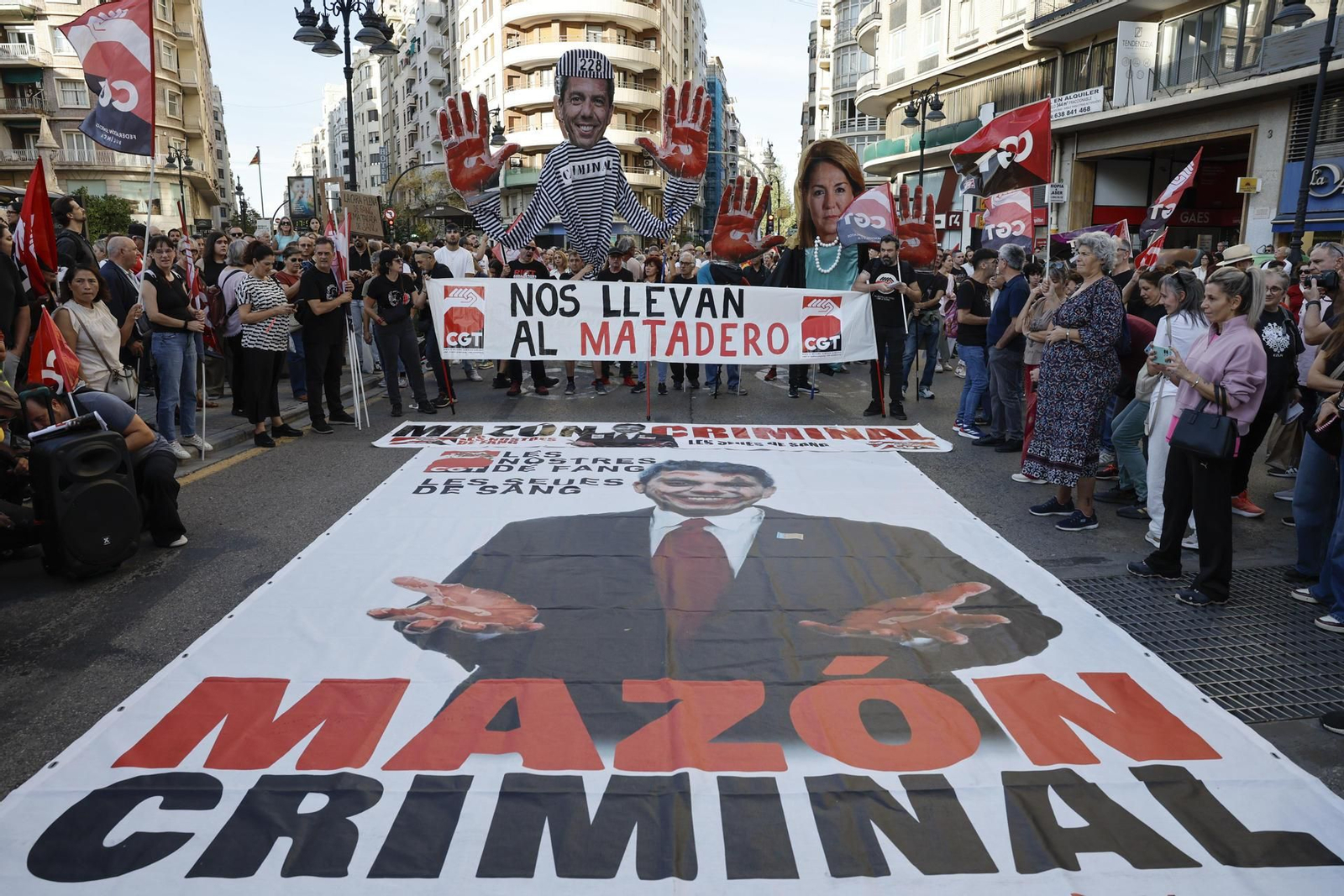 Vista de la 12a manifestació sota el lema “Mazón dimissió” a l’inici en la plaça de Sant Agustí de València