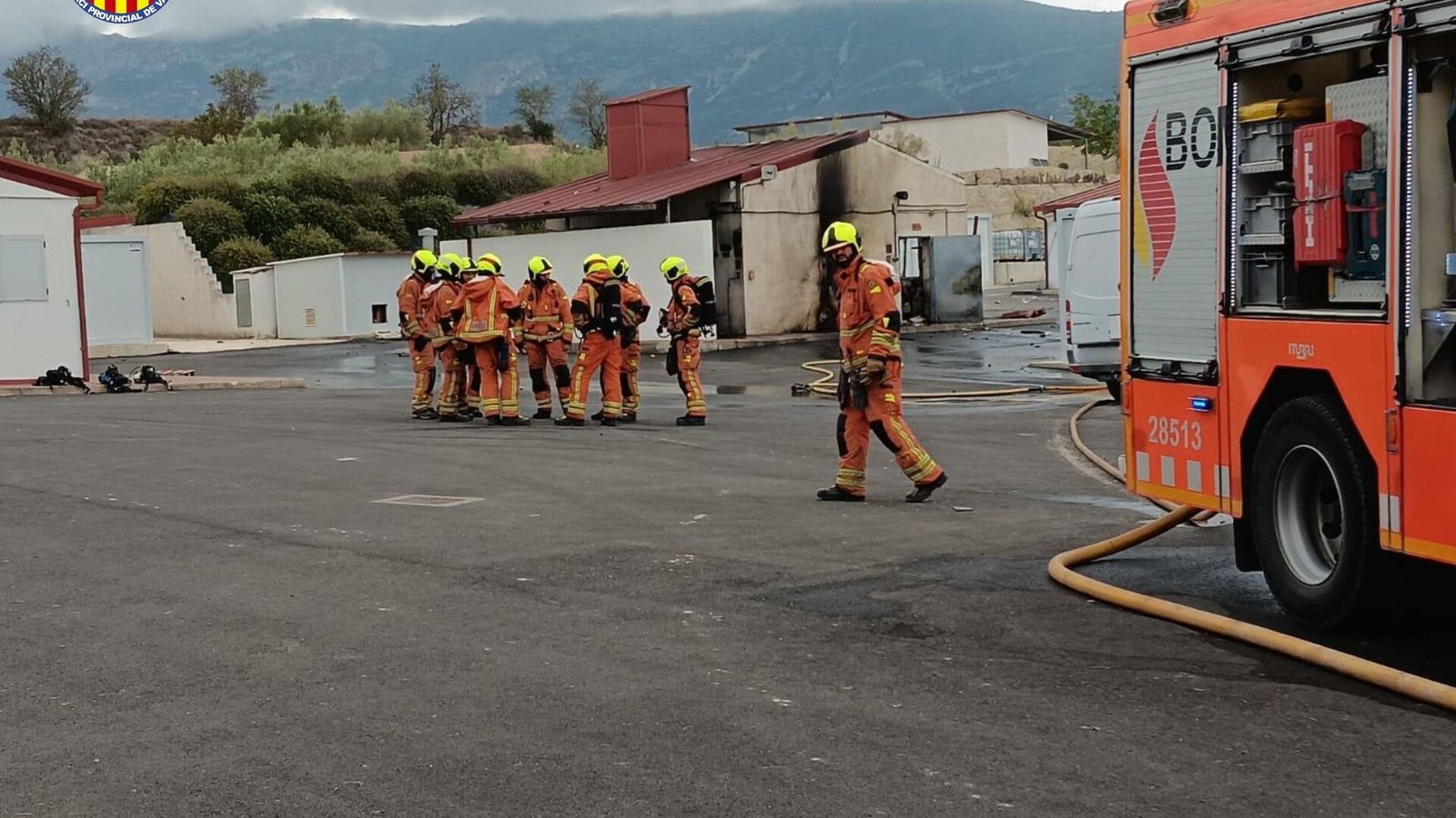 Un dispositiu treballa en les instal·lacions afectades de la pirotècnia Europla