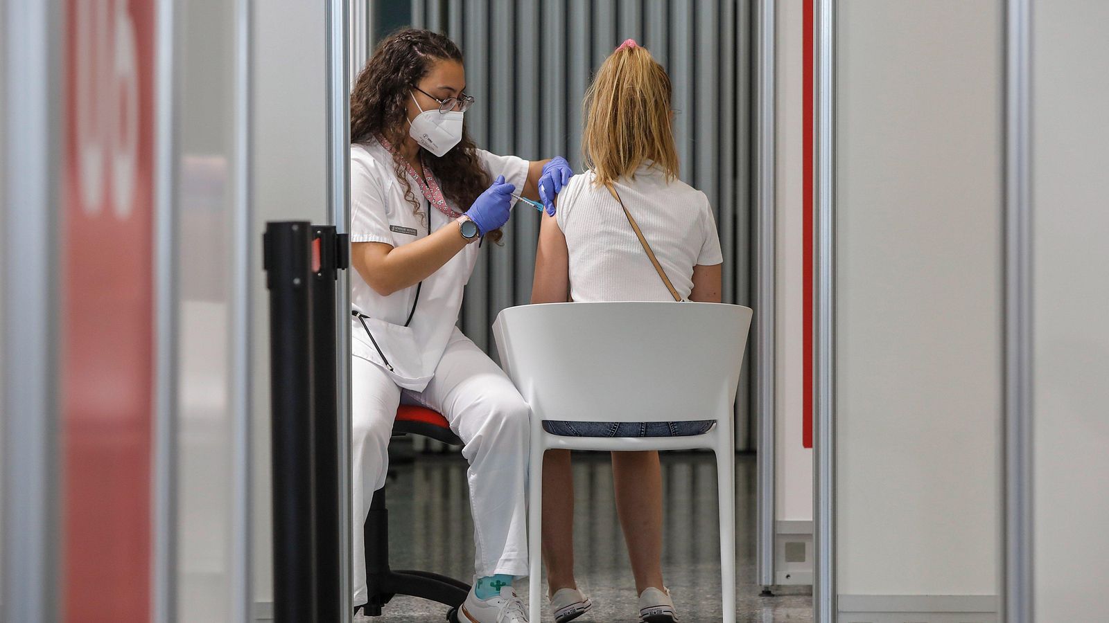 Immunització dels joves d'entre 20 i 29 anys al vacunòdrom de la Ciutat de les Arts i les Ciències de València