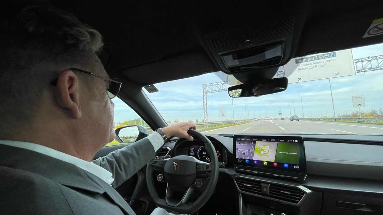 Portada: El president de Seat Cupra, Wayne Griffiths, conduint un Cupra