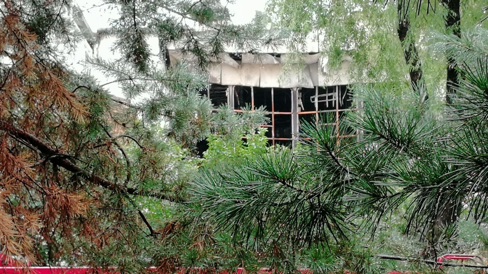 Imatge de l'hotel incendiat