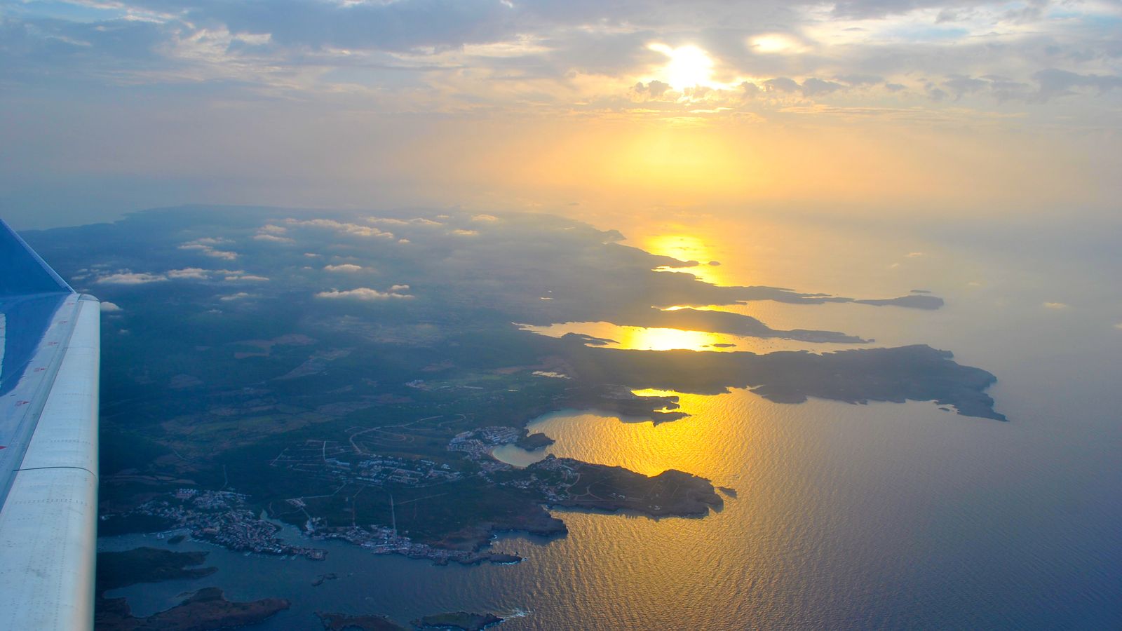Avió sobrevolant l'illa de Menorca