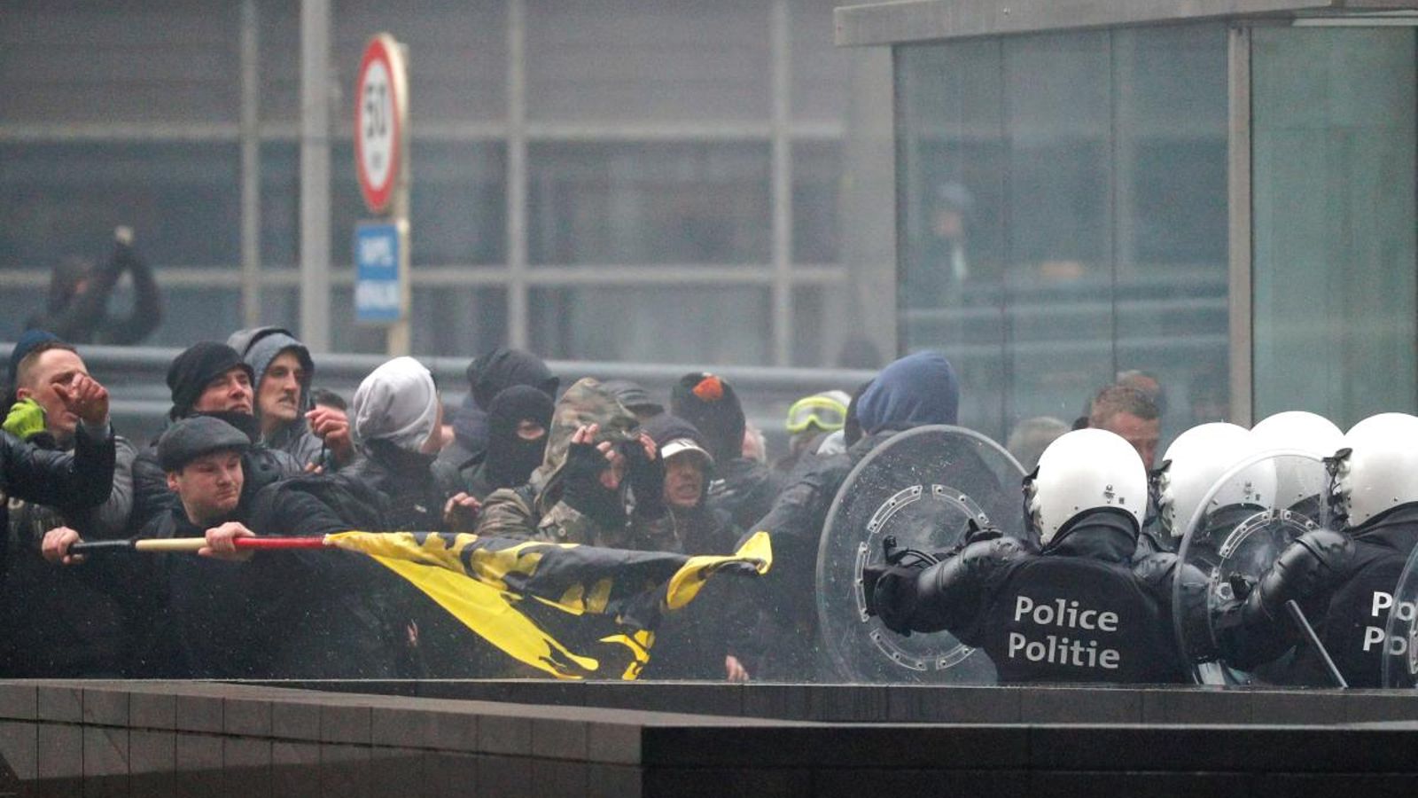 Enfrontaments entre policia i manifestants a Brussel·les durant la marxa de la ultradreta