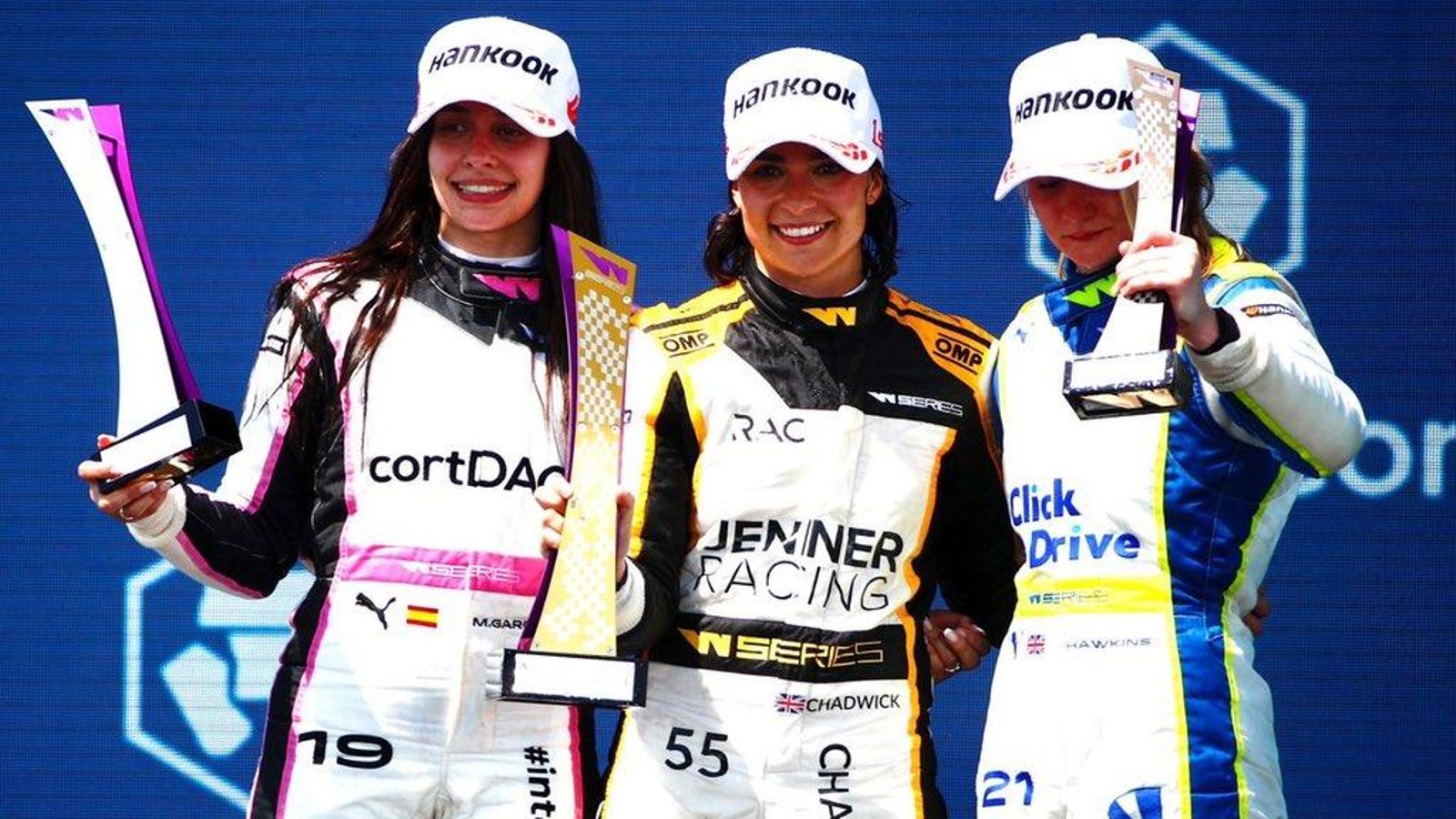 Marta García, a l'esquerra, celebra el seu primer podi en les W Sèries