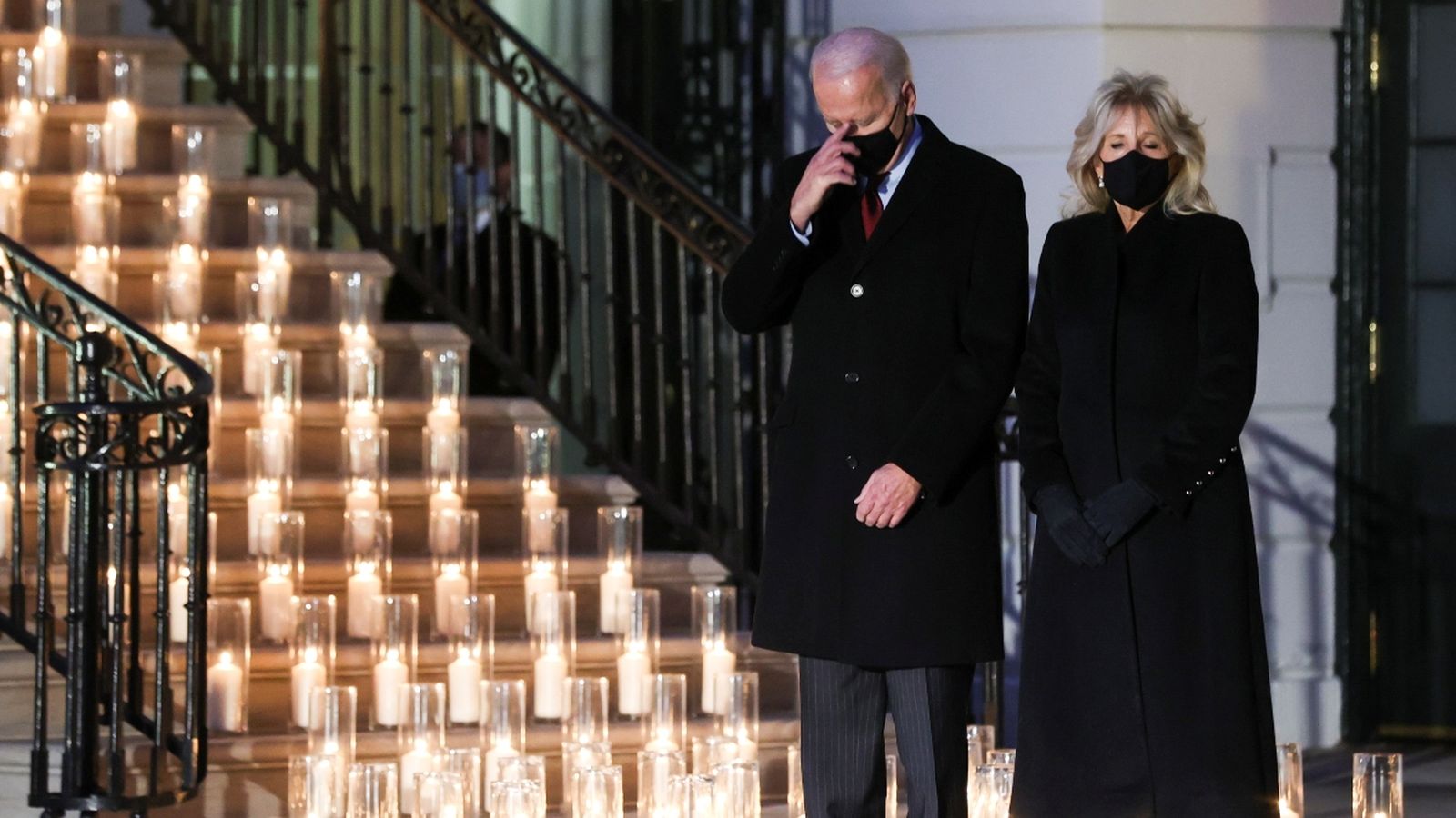 El president dels Estats Units, Joe Biden, i la seua dona, Jill Biden, durant l'acte de commemoració a les víctimes de la Covid-19