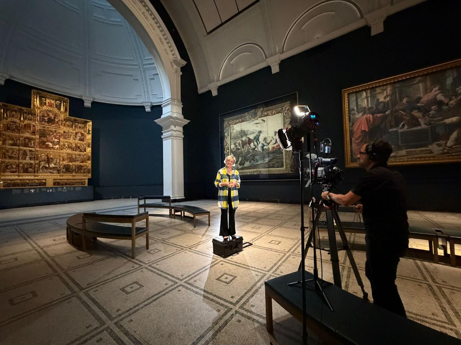 Gravació al Victoria and Albert Museum de Londres, davant el retaule del Centenar de la Ploma