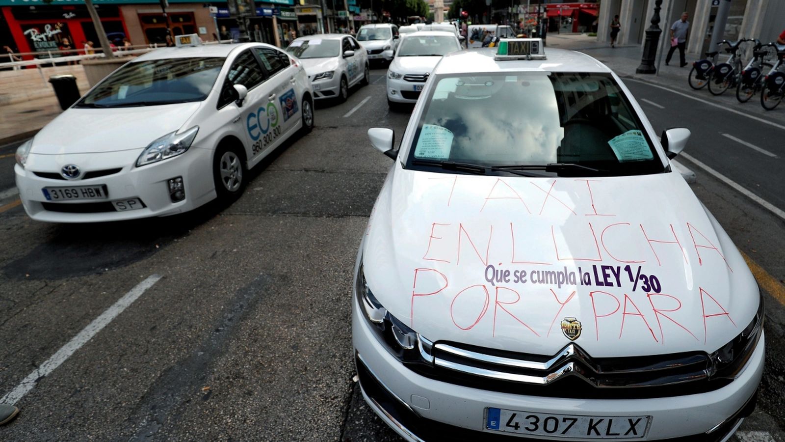 Centenars de taxis mantenen tallat al trànsit el carrer Colom