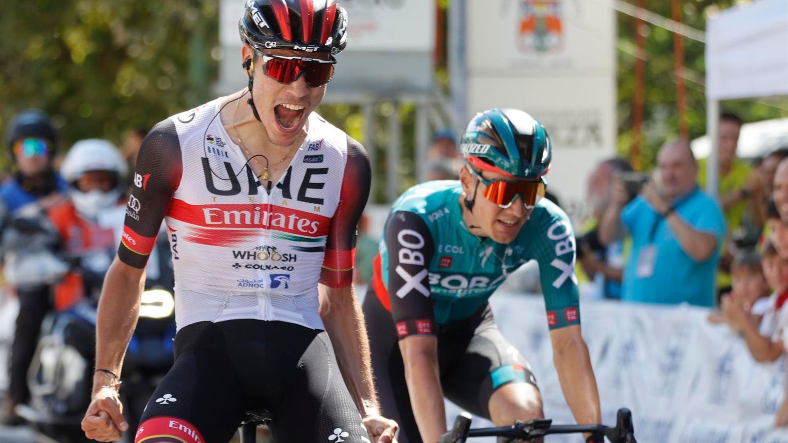 Juan Ayuso celebra la victòria