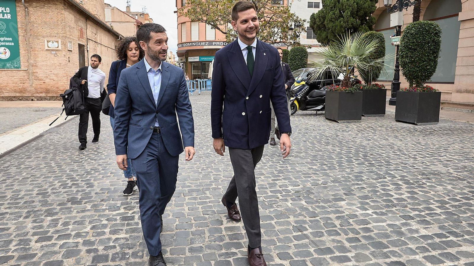 El ministre Bustinduy, a l'esquerra, i José Manuel Prieto, alcalde de Gandia, este divendres